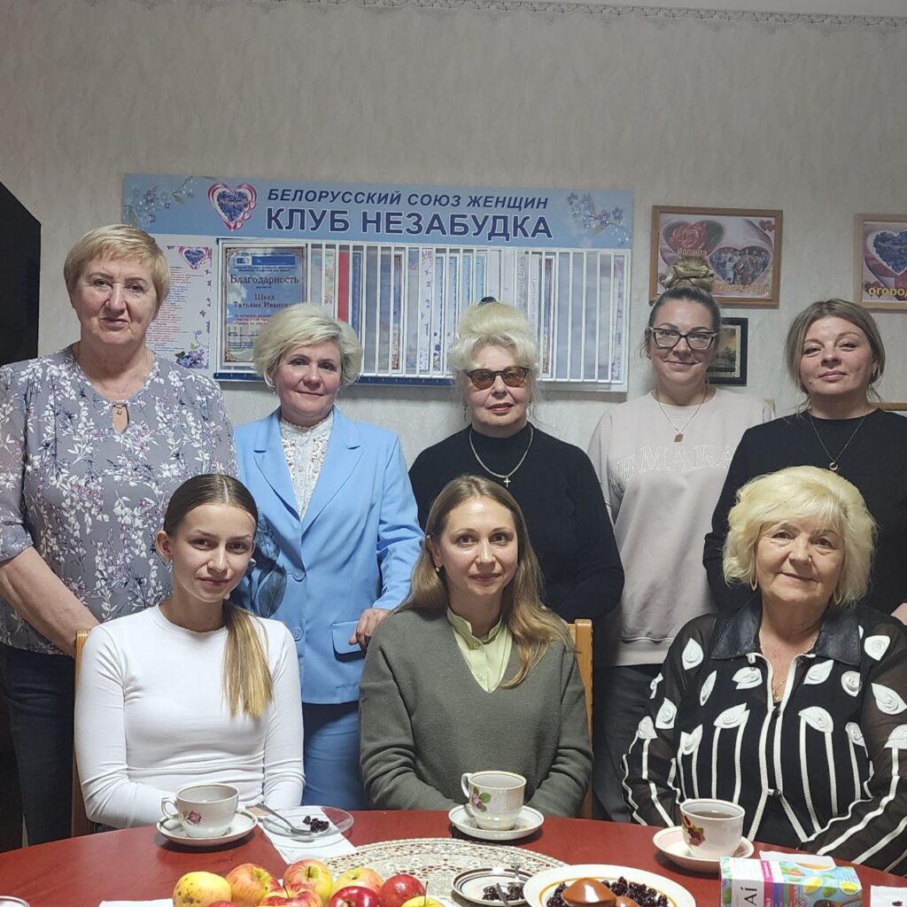 Участники круглого стола в клубе «Незабудка»